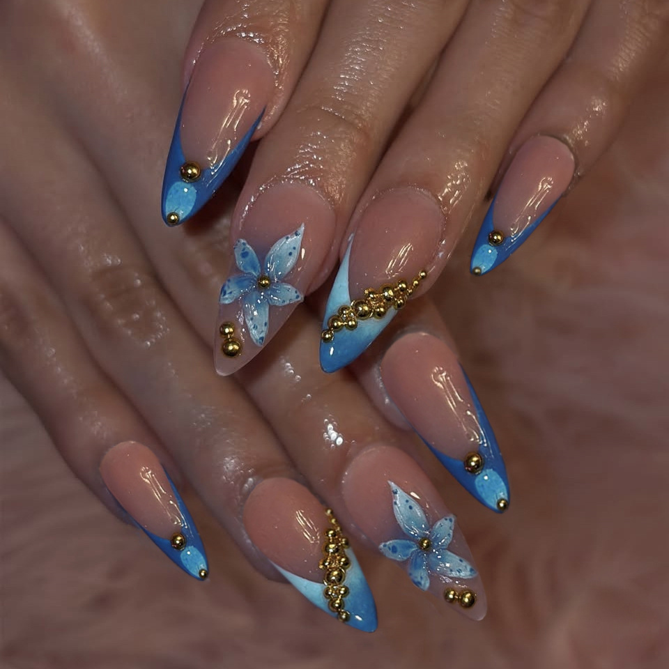 Nail Art Pink - Nude nepnagels met roze blauwe bloemenprint,